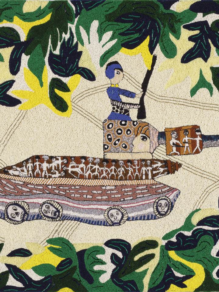 Char aux roues de crânes, brodé en perles de rocaille sur un fond de sentiers ivoire, cerné de feuillages de jungle.